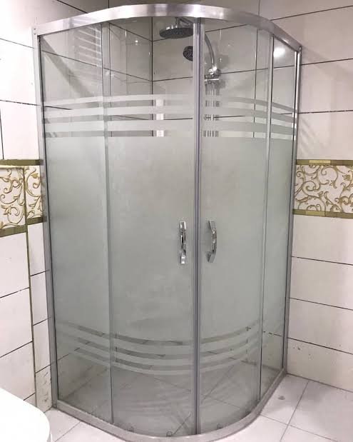 Dar banyolar için kayar kapaklı modern sistem