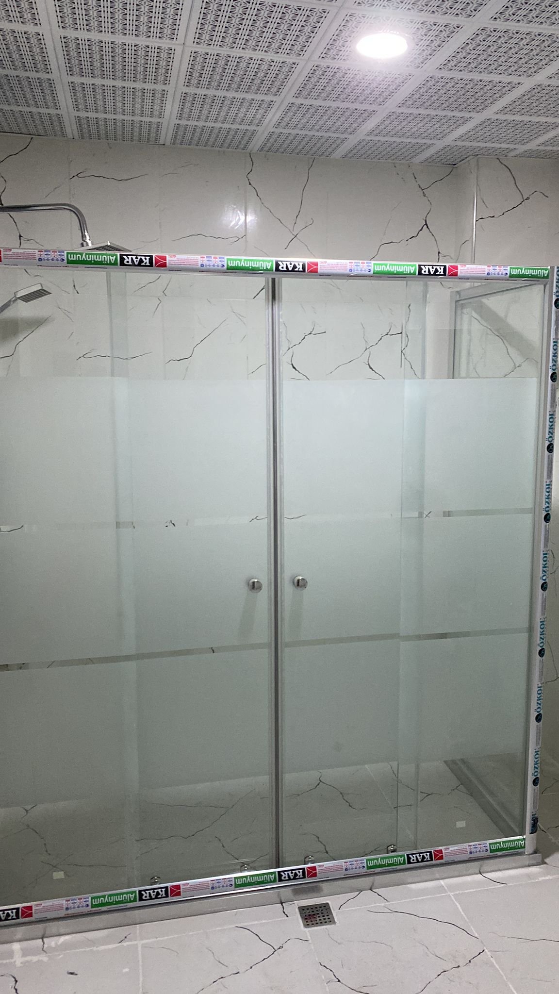 Kırılan veya yıpranan cam panellerin yenilenmesi