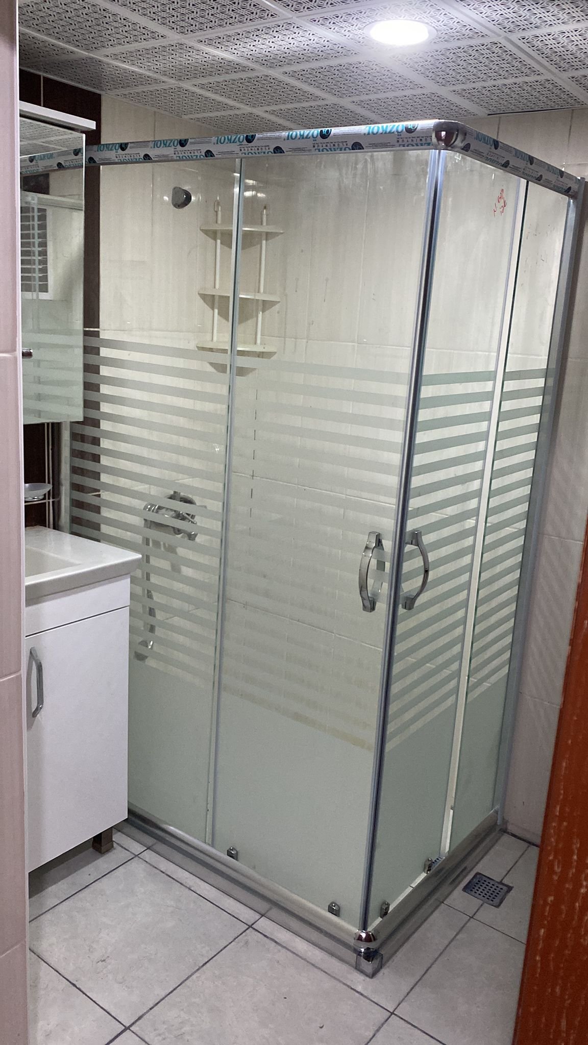 Dar banyolar için kayar kapaklı modern sistem