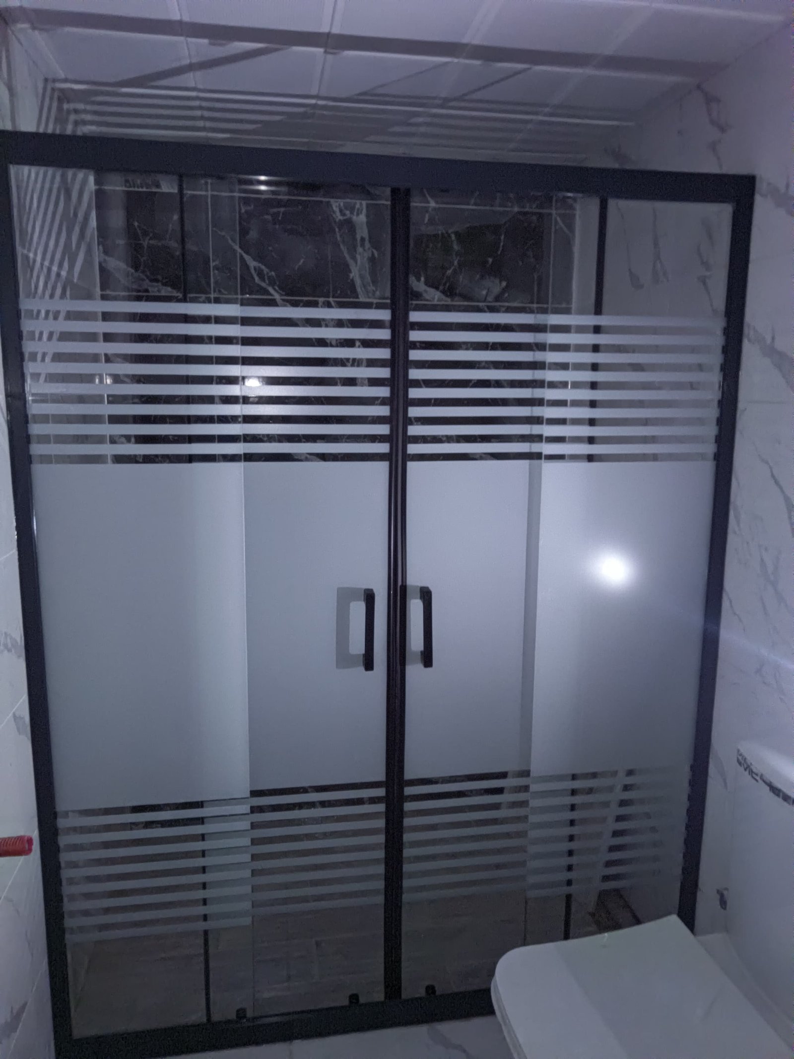 Köşe alanlara uyumlu kompakt duşakabin yapısı