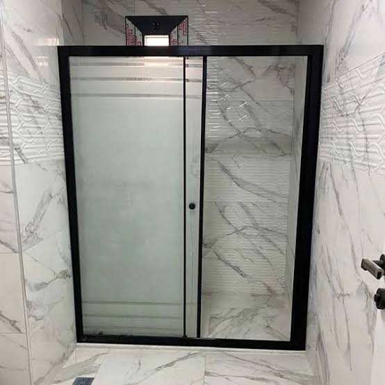 Köşe alanlara uyumlu kompakt duşakabin yapısı