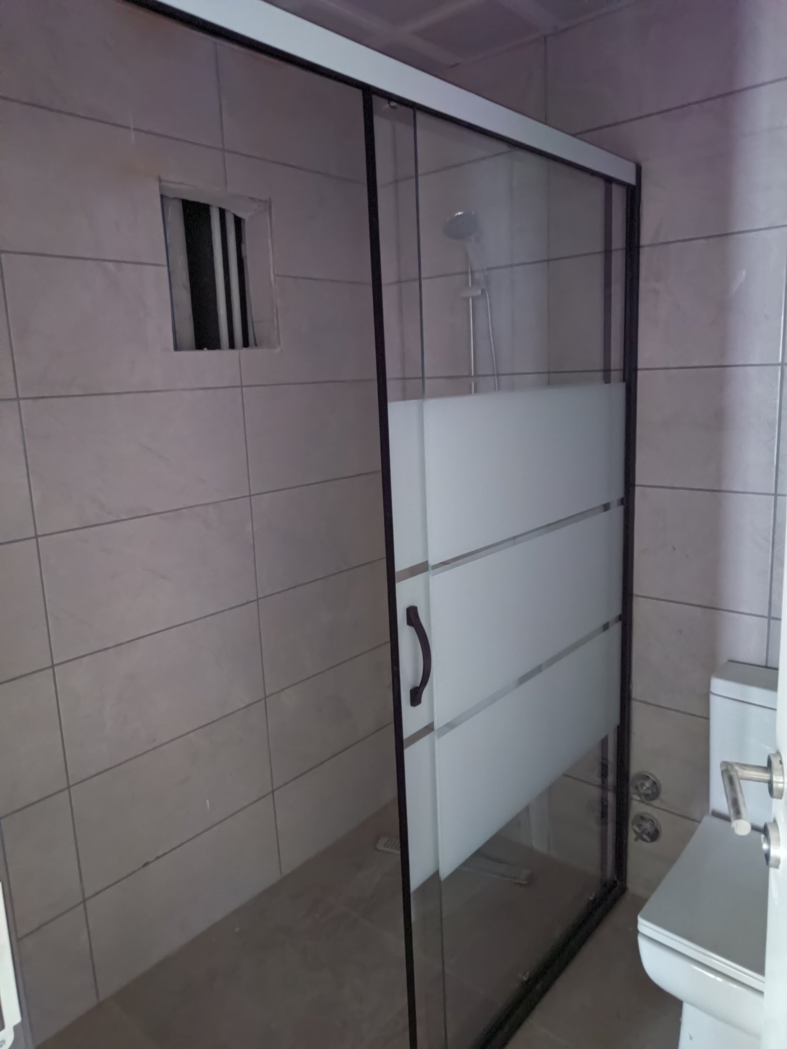 Mekanı daha geniş hissettiren net yüzey çözümü